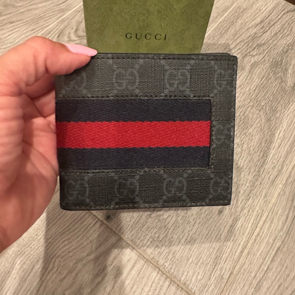 Brand new Gucci GG Mens Canvas Bifold Wallet. Still in Gucci box w/dust bag. - Picture 6 of 9